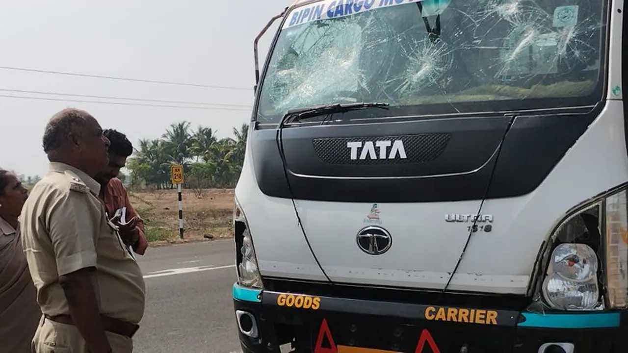 Vijayapura: ವಾಹನ ಅಡ್ಡಗಟ್ಟಿ ಖಾರದಪುಡಿ ಎರಚಿ ₹32 ಲಕ್ಷ ದರೋಡೆ! Vijayapura: ವಾಹನ ಅಡ್ಡಗಟ್ಟಿ ಖಾರದಪುಡಿ ಎರಚಿ ₹32 ಲಕ್ಷ ದರೋಡೆ!