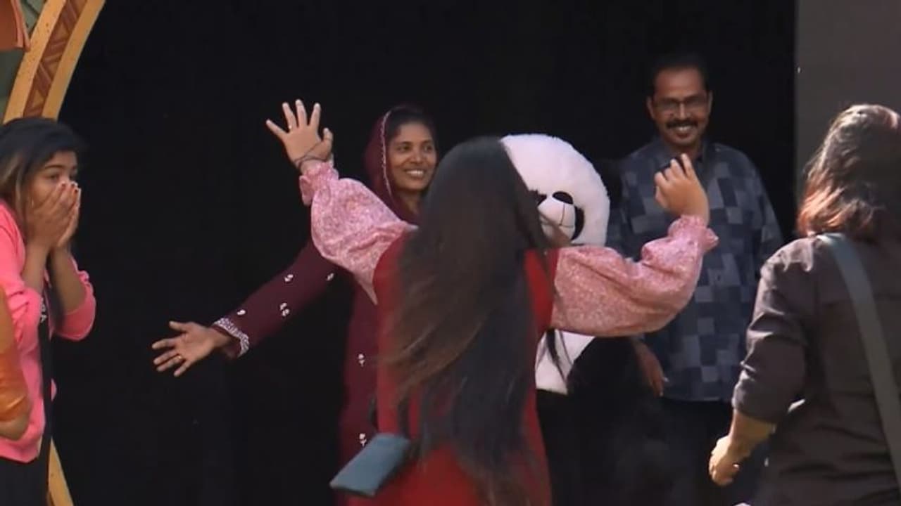 വേക്കപ്പ് സോംഗിനിടെ വാതില് തുറന്ന് അച്ഛനും അമ്മയും! ജാസ്മിന് വന് സര്പ്രൈസുമായി ബിഗ് ബോസ് വേക്കപ്പ് സോംഗിനിടെ വാതില് തുറന്ന് അച്ഛനും അമ്മയും! ജാസ്മിന് വന് സര്പ്രൈസുമായി ബിഗ് ബോസ്