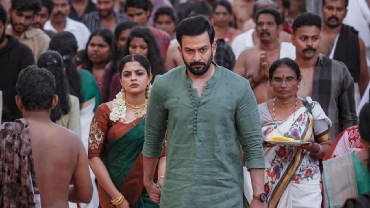 ഒരു ദിവസം ഏറ്റവുമധികം ഹൗസ്ഫുള് ഷോകള്; ഈ വര്ഷത്തെ റെക്കോര്ഡുമായി 'ഗുരുവായൂരമ്പല നടയില്' ഒരു ദിവസം ഏറ്റവുമധികം ഹൗസ്ഫുള് ഷോകള്; ഈ വര്ഷത്തെ റെക്കോര്ഡുമായി 'ഗുരുവായൂരമ്പല നടയില്'