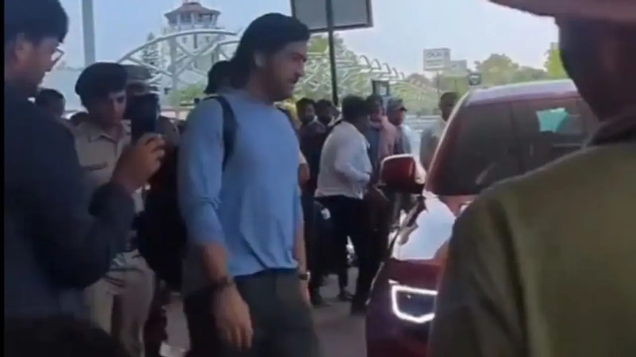 ಆರ್ಸಿಬಿ ವಿರುದ್ಧದ ಸೋಲಿನ ಬೆನ್ನಲ್ಲೇ ವಿವಾದ, ರಾಂಚಿ ಮನೆಗೆ ಮರಳಿದ ಎಂಎಸ್ ಧೋನಿ! ಆರ್ಸಿಬಿ ವಿರುದ್ಧದ ಸೋಲಿನ ಬೆನ್ನಲ್ಲೇ ವಿವಾದ, ರಾಂಚಿ ಮನೆಗೆ ಮರಳಿದ ಎಂಎಸ್ ಧೋನಿ!