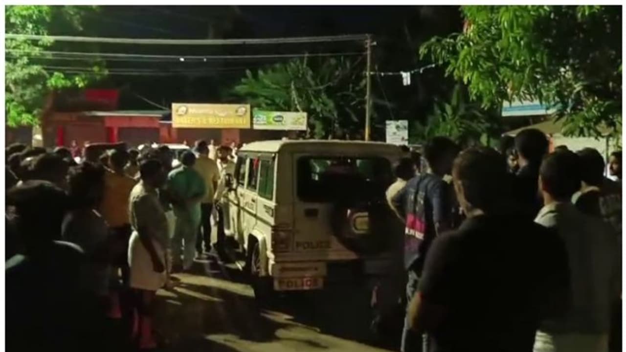 ആലുവയിൽ വാഹനങ്ങൾ തല്ലിത്തകർത്തു; 2 പേരെ കസ്റ്റഡിയിലെടുത്ത് പൊലീസ് ആലുവയിൽ വാഹനങ്ങൾ തല്ലിത്തകർത്തു; 2 പേരെ കസ്റ്റഡിയിലെടുത്ത് പൊലീസ്