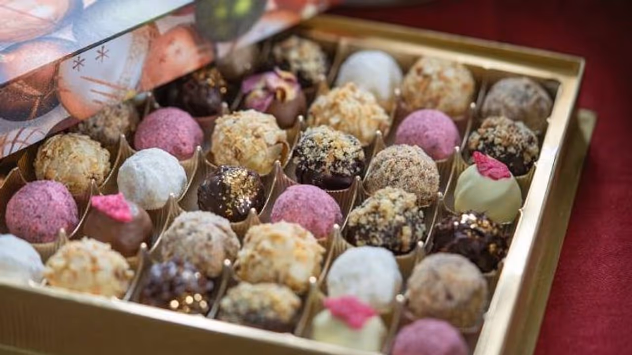 പാക്കേജിൽ നിന്നും വീണ ചോക്ലേറ്റ്, കഴിച്ചവരുടെ പെരുമാറ്റം വിചിത്രം, ഒടുവിൽ കണ്ടെത്തിയത് കഞ്ചാവ് പാക്കേജിൽ നിന്നും വീണ ചോക്ലേറ്റ്, കഴിച്ചവരുടെ പെരുമാറ്റം വിചിത്രം, ഒടുവിൽ കണ്ടെത്തിയത് കഞ്ചാവ്