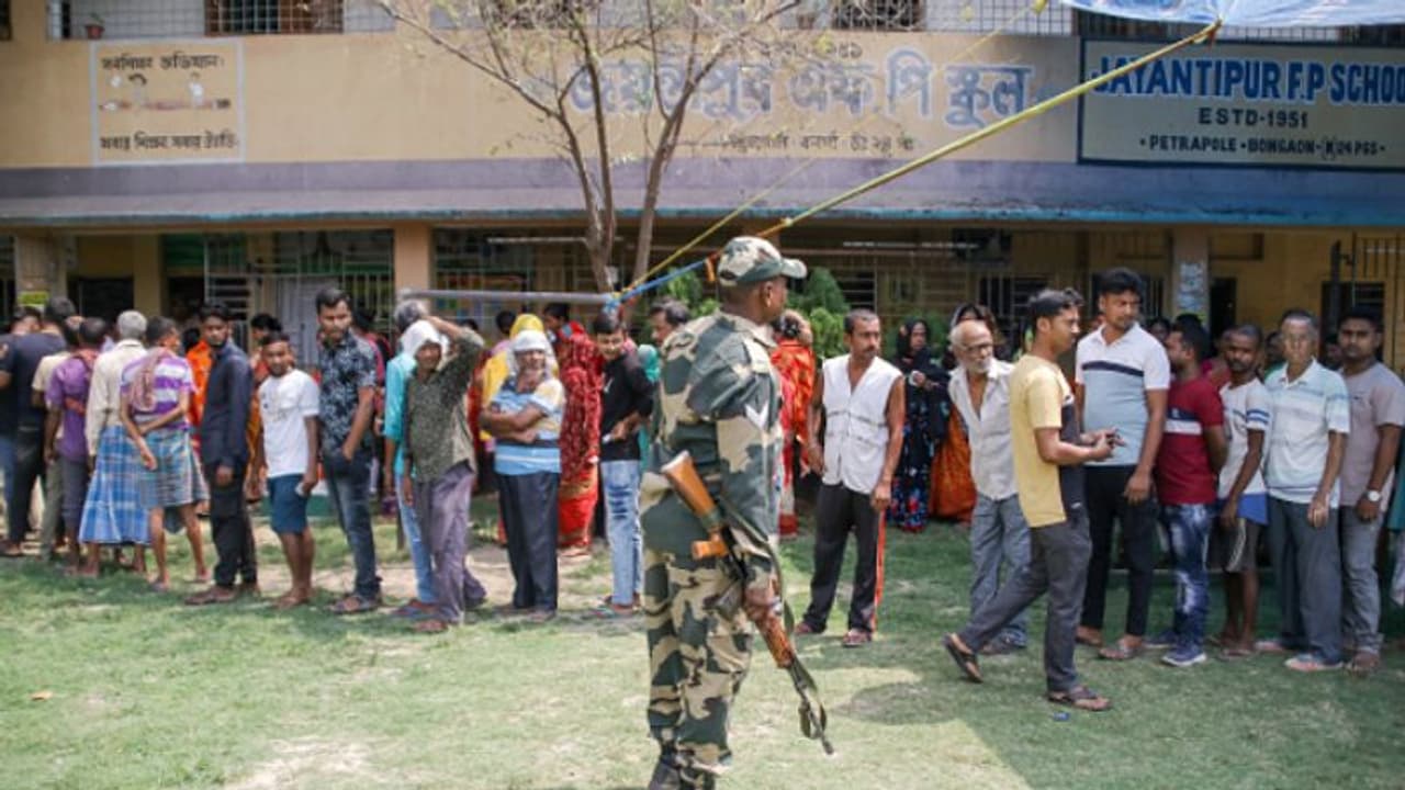 'സംഘര്‍ഷം, ഇവിഎം തകരാര്‍, വോട്ടര്‍മാരെ ഭീഷണിപ്പെടുത്തല്‍, പണവിതരണം'; ബംഗാളില്‍ പരാതിപ്രളയം