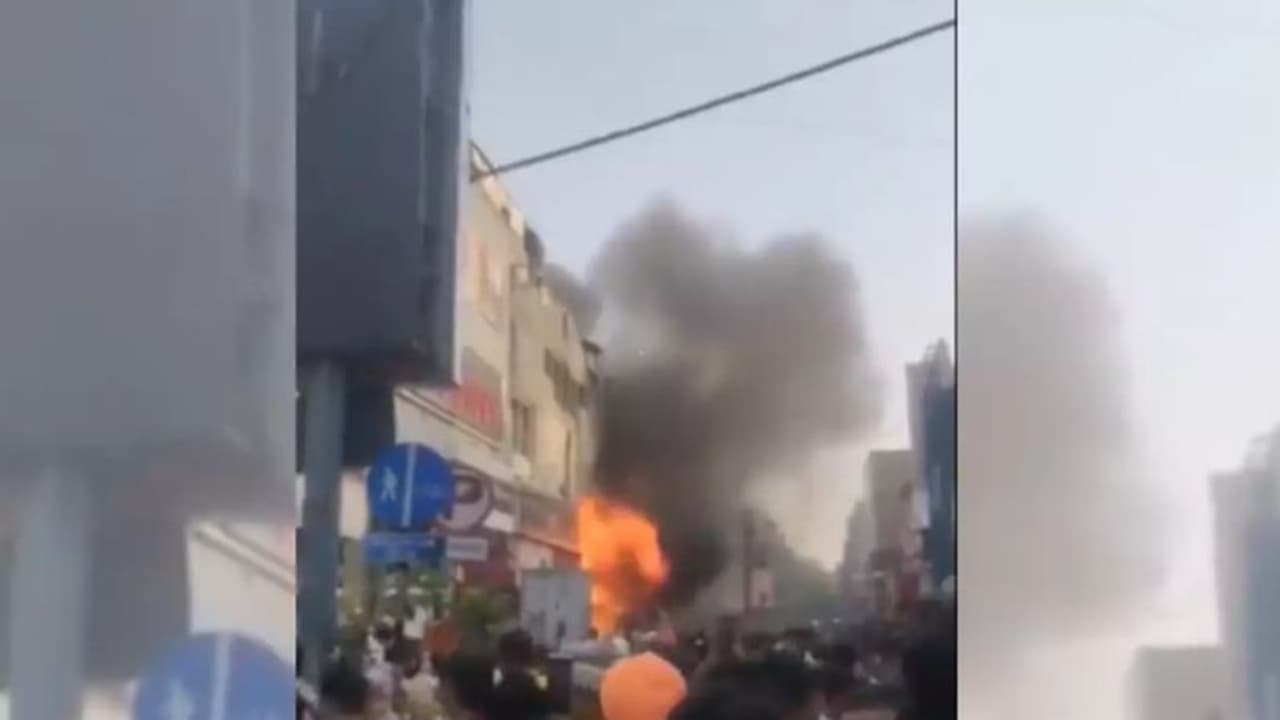 ദില്ലി കരോൾബാഗിൽ വസ്ത്ര വ്യാപാരശാലയിൽ വൻ തീപിടുത്തം; തീയണക്കാൻ ശ്രമം തുടരുന്നു