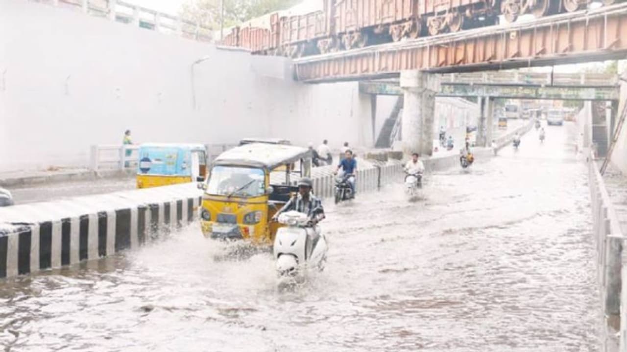 Trichy : பல மாதம் கழித்து சில்லென்று மாறிய வானிலை.. திருச்சியை குளிர்வித்த கனமழை மழை தமிழகத்தில் நீடிக்குமா? Trichy : பல மாதம் கழித்து சில்லென்று மாறிய வானிலை.. திருச்சியை குளிர்வித்த கனமழை மழை தமிழகத்தில் நீடிக்குமா?