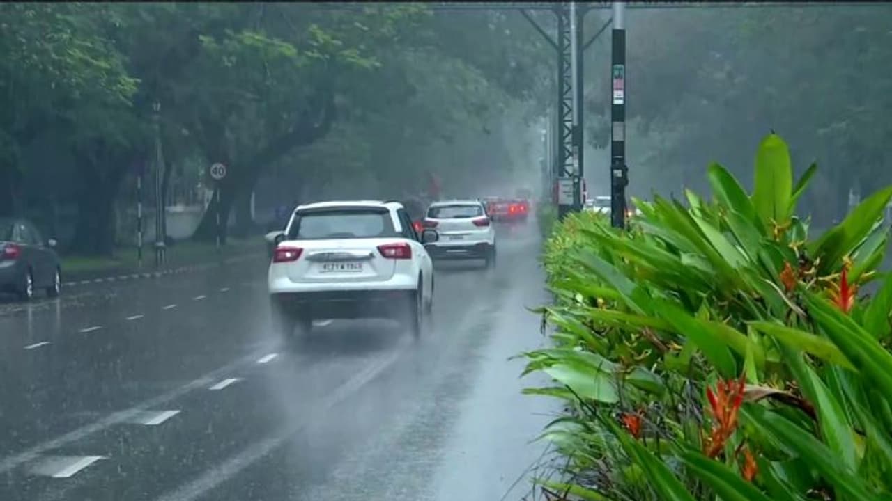 ഇന്നും ശക്തമായ മഴയ്ക്കും കാറ്റിനും സാധ്യത, ഉയര്‍ന്ന തിരമാലകള്‍ക്ക് സാധ്യത, 4 ജില്ലകളില്‍ ഓറഞ്ച് അലര്‍ട്ട്