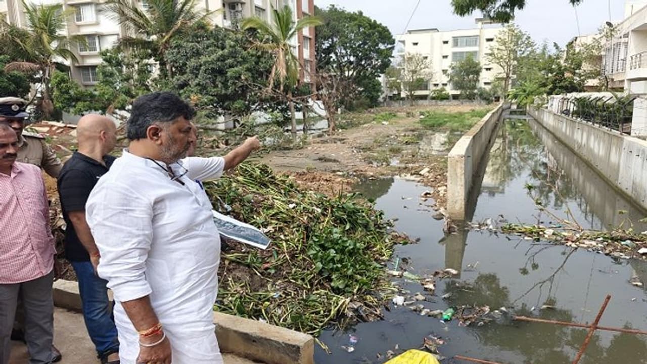 ಬೆಂಗ್ಳೂರಿನ ಮಳೆ ಹಾನಿ ಪ್ರದೇಶಗಳಲ್ಲಿ ಡಿಸಿಎಂ ರೌಂಡ್ಸ್ ಬೆಂಗ್ಳೂರಿನ ಮಳೆ ಹಾನಿ ಪ್ರದೇಶಗಳಲ್ಲಿ ಡಿಸಿಎಂ ರೌಂಡ್ಸ್