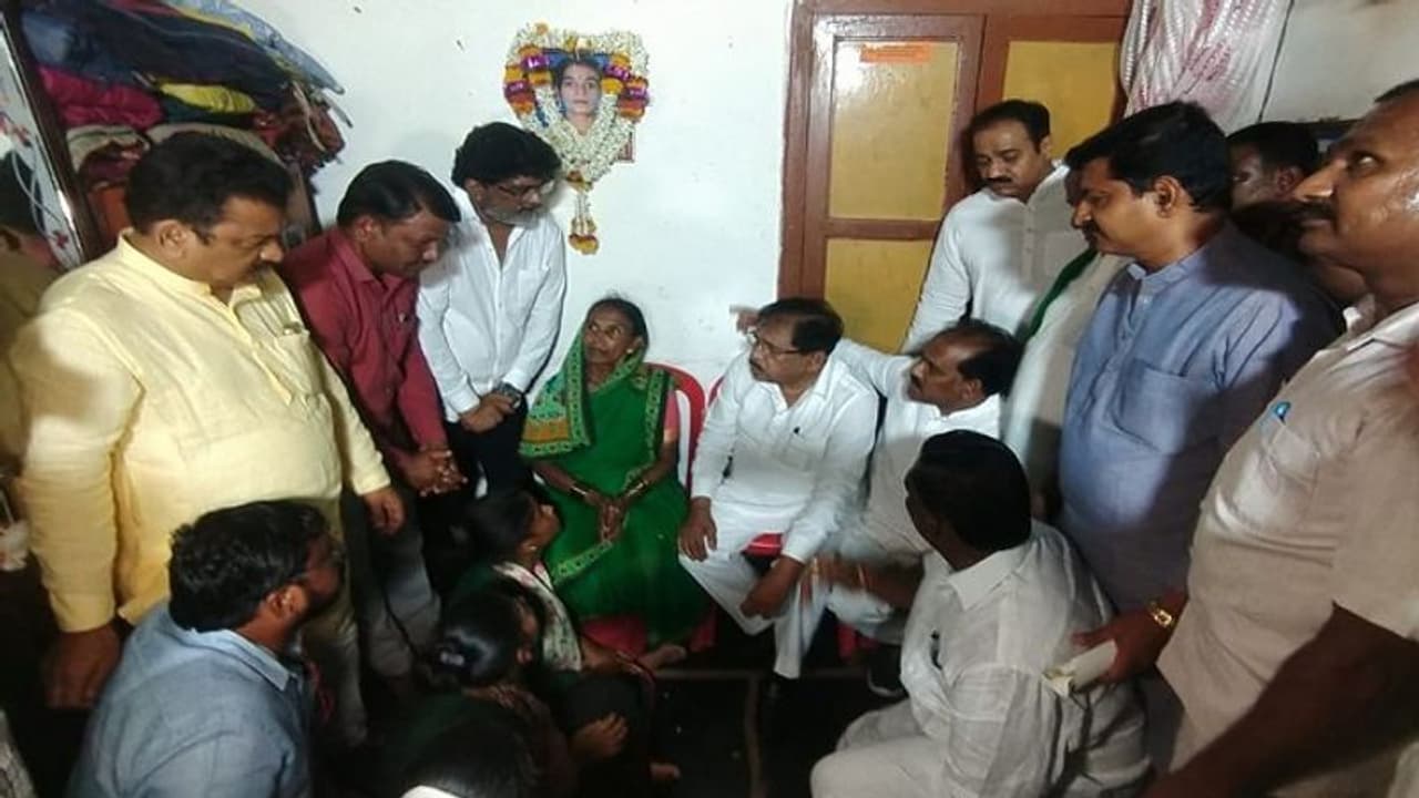 ನನ್ನ ಮೊಮ್ಮಗಳ ಸಾವಿಗೆ ಸೂಕ್ತ ನ್ಯಾಯ ಕೊಡಿಸಿ: ಸಚಿವ ಡಾ. ಪರಮೇಶ್ವರ ಮುಂದೆ ಮೃತ ಅಂಜಲಿ ಅಜ್ಜಿ ಕಣ್ಣೀರು..!