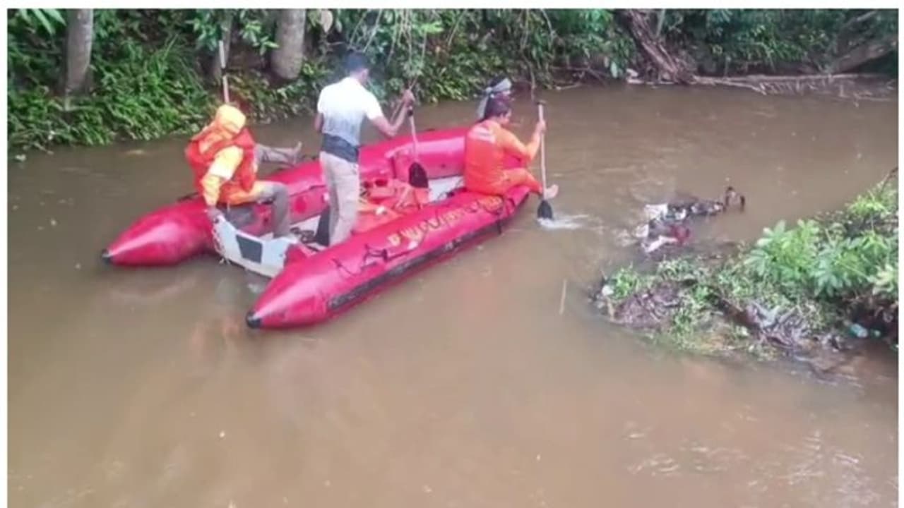 തേങ്ങ ഒഴുകിവരുന്നത് കണ്ട് എടുക്കാനായി ചാടി; പത്തനംതിട്ടയിൽ തോട്ടില് ഒഴുക്കിൽപെട്ട ആളുടെ മൃതദേഹം കിട്ടി തേങ്ങ ഒഴുകിവരുന്നത് കണ്ട് എടുക്കാനായി ചാടി; പത്തനംതിട്ടയിൽ തോട്ടില് ഒഴുക്കിൽപെട്ട ആളുടെ മൃതദേഹം കിട്ടി