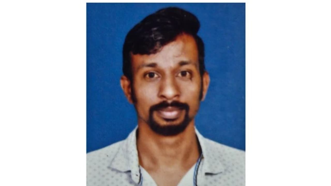 ഏഴ് വർഷമായി ഡയാലിസിസ്, വൃക്ക നൽകാൻ അമ്മയുണ്ടെങ്കിലും ശസ്ത്രക്രിയക്ക് ശ്യാംജിത്തിന് സുമനസ്സുകളുടെ സഹായം വേണം ഏഴ് വർഷമായി ഡയാലിസിസ്, വൃക്ക നൽകാൻ അമ്മയുണ്ടെങ്കിലും ശസ്ത്രക്രിയക്ക് ശ്യാംജിത്തിന് സുമനസ്സുകളുടെ സഹായം വേണം