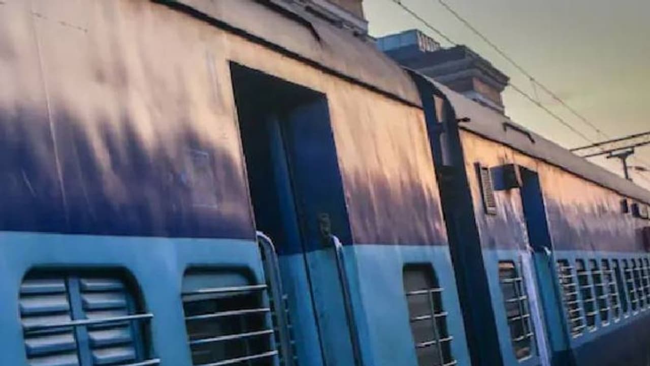 ഓടിക്കൊണ്ടിരിക്കുന്ന ട്രെയിനിൽ വിചിത്രമായി പെരുമാറി യുവതികൾ; ഭയന്ന് സഹയാത്രികർ