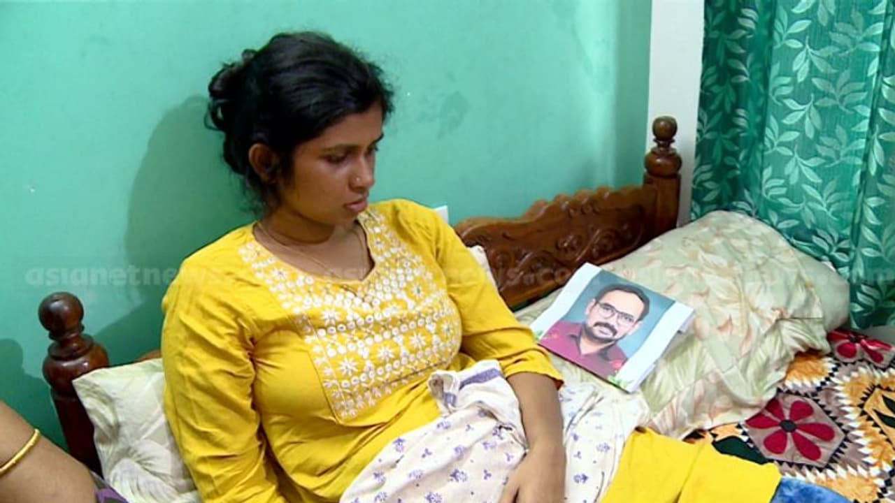 നഷ്ടപരിഹാരം ലഭ്യമാക്കാൻ ഇടപെടണമെന്ന് ആവശ്യം; നമ്പി രാജേഷിൻ്റെ വിധവയും മക്കളും മുഖ്യമന്ത്രിയെ കണ്ടു നഷ്ടപരിഹാരം ലഭ്യമാക്കാൻ ഇടപെടണമെന്ന് ആവശ്യം; നമ്പി രാജേഷിൻ്റെ വിധവയും മക്കളും മുഖ്യമന്ത്രിയെ കണ്ടു