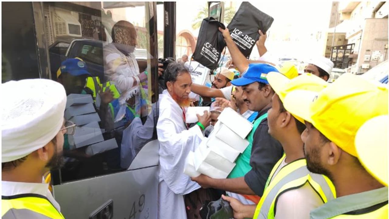 കേരള ഹജ്ജ് കമ്മിറ്റിക്ക് കീഴിലുള്ള ആദ്യ മലയാളി തീർത്ഥാടക സംഘം മക്കയിലെത്തി കേരള ഹജ്ജ് കമ്മിറ്റിക്ക് കീഴിലുള്ള ആദ്യ മലയാളി തീർത്ഥാടക സംഘം മക്കയിലെത്തി