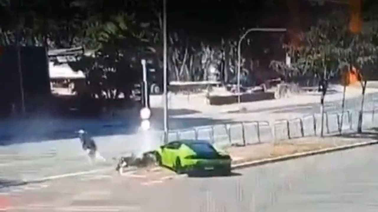 ಗನ್ ತೋರಿಸಿ 32 ಲಕ್ಷ ರೂ ವಾಚ್ ಕಳ್ಳತನ, ಚೇಸ್ ಮಾಡಿದ ಮಾಲೀಕನಿಗೆ ಮತ್ತೊಂದು ಶಾಕ್, ವಿಡಿಯೋ! ಗನ್ ತೋರಿಸಿ 32 ಲಕ್ಷ ರೂ ವಾಚ್ ಕಳ್ಳತನ, ಚೇಸ್ ಮಾಡಿದ ಮಾಲೀಕನಿಗೆ ಮತ್ತೊಂದು ಶಾಕ್, ವಿಡಿಯೋ!