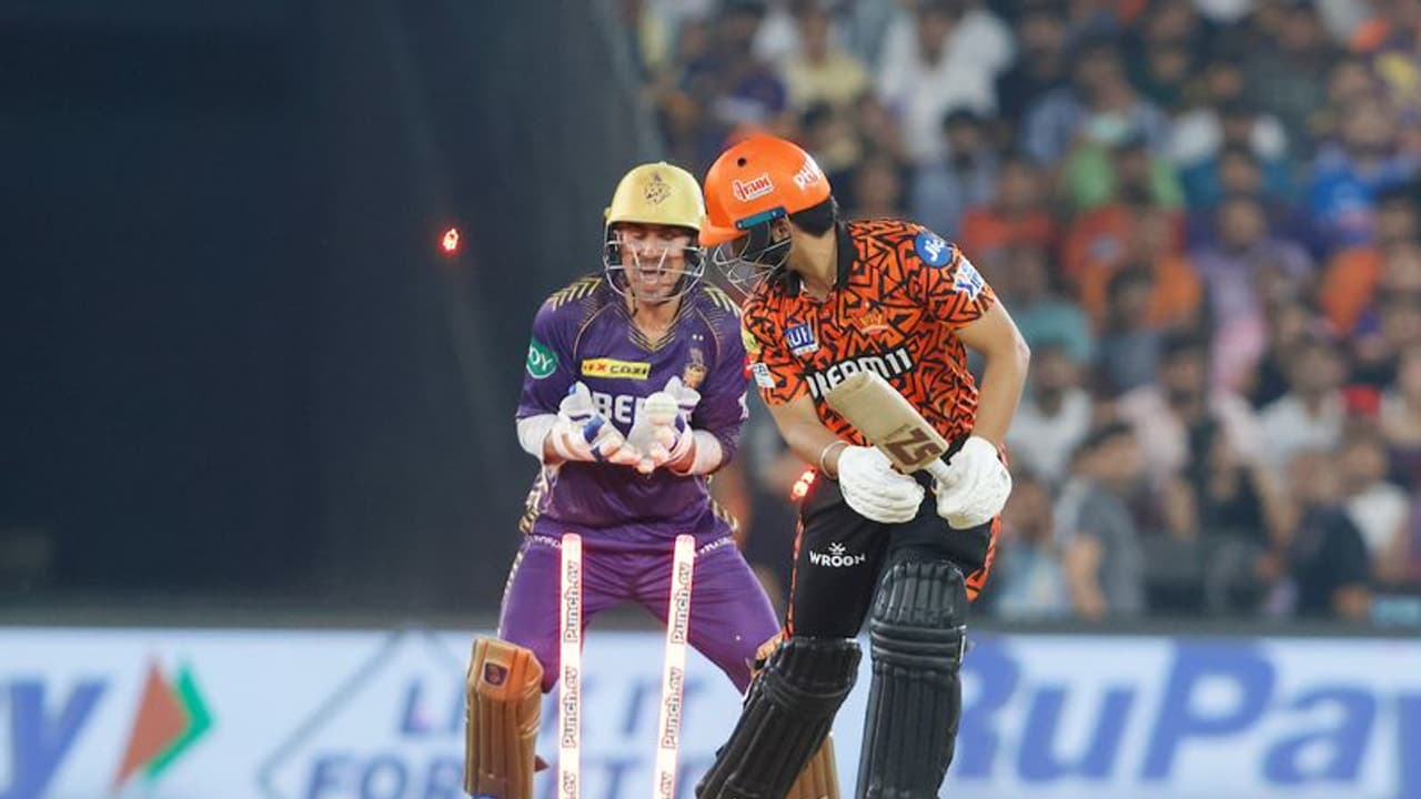 തലയെടുത്ത് മിച്ചല് സ്റ്റാര്ക്ക്! ക്വാളിഫയറില് ഹൈദരാബാദിനെതിരെ കൊല്ക്കത്തയ്ക്ക് കുഞ്ഞന് വിജയലക്ഷ്യം തലയെടുത്ത് മിച്ചല് സ്റ്റാര്ക്ക്! ക്വാളിഫയറില് ഹൈദരാബാദിനെതിരെ കൊല്ക്കത്തയ്ക്ക് കുഞ്ഞന് വിജയലക്ഷ്യം