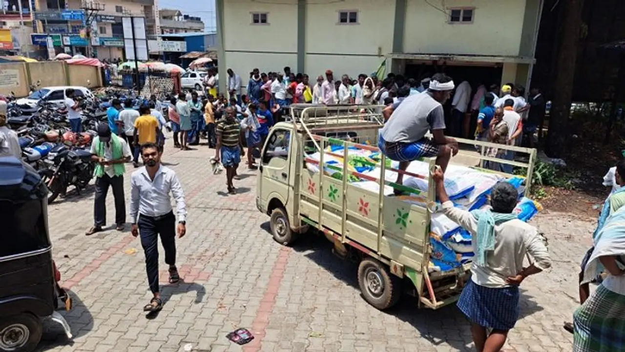 ಮಳೆ ಬೆನ್ನಲ್ಲೇ ಬಿತ್ತನೆ ಬೀಜಕ್ಕೆ ಮುಗಿಬಿದ್ದ ಹಾವೇರಿ ರೈತರು ಮಳೆ ಬೆನ್ನಲ್ಲೇ ಬಿತ್ತನೆ ಬೀಜಕ್ಕೆ ಮುಗಿಬಿದ್ದ ಹಾವೇರಿ ರೈತರು