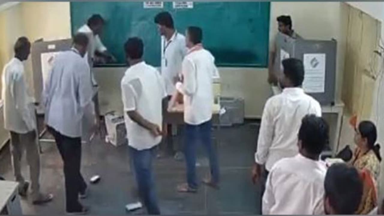 പോളിംഗ് ബൂത്തിലെത്തി എംഎല്എ ഇവിഎം തകര്ത്ത സംഭവം; ദൃശ്യങ്ങള് വൈറലായതിന് പിന്നാലെ കര്ശന നടപടിക്ക് നിര്ദേശം പോളിംഗ് ബൂത്തിലെത്തി എംഎല്എ ഇവിഎം തകര്ത്ത സംഭവം; ദൃശ്യങ്ങള് വൈറലായതിന് പിന്നാലെ കര്ശന നടപടിക്ക് നിര്ദേശം