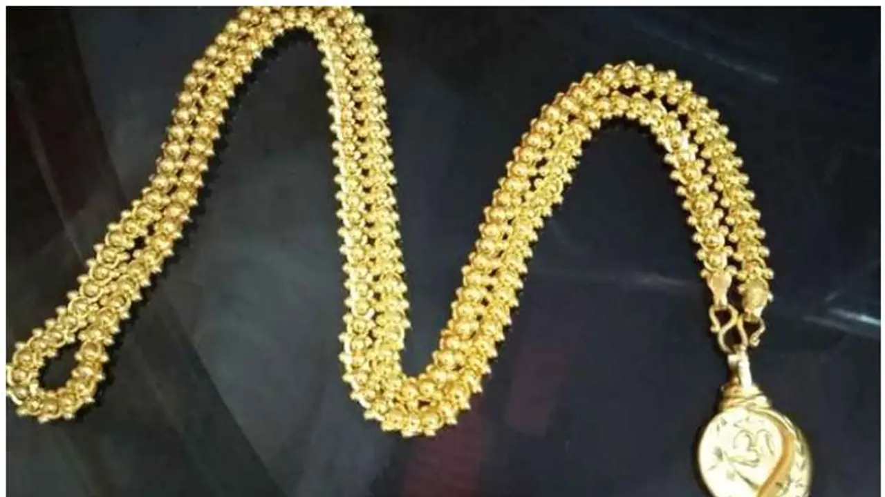 ആഭരണം തിളക്കംകൂട്ടാമെന്ന് പറഞ്ഞ് ഹിന്ദിക്കാർ വീട്ടിൽ; ഒന്നര പവന്റെ താലിമാല നൽകി, പൊതിയഴിച്ചപ്പോൾ അരപവൻ്റെ മാല ആഭരണം തിളക്കംകൂട്ടാമെന്ന് പറഞ്ഞ് ഹിന്ദിക്കാർ വീട്ടിൽ; ഒന്നര പവന്റെ താലിമാല നൽകി, പൊതിയഴിച്ചപ്പോൾ അരപവൻ്റെ മാല