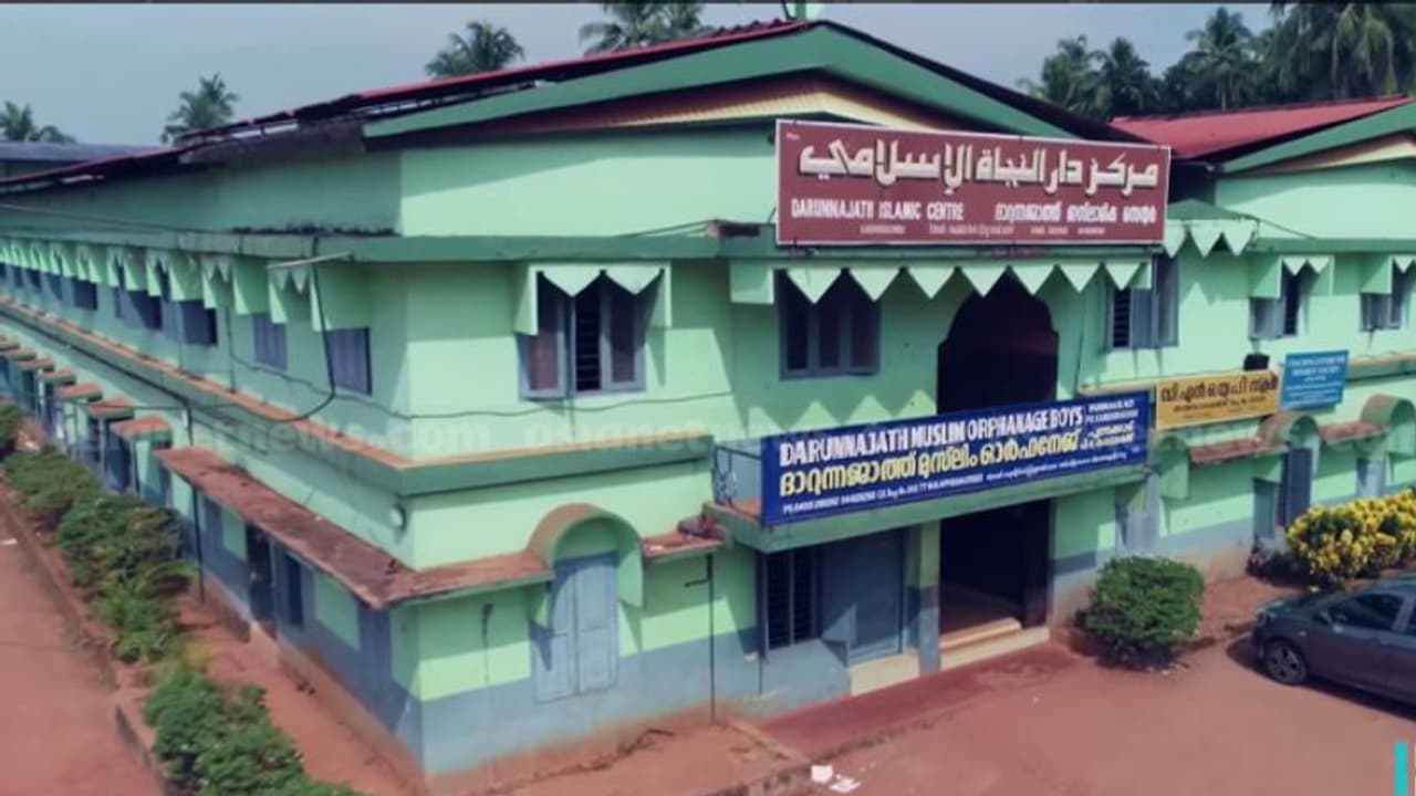 കരുവാരക്കുണ്ട് സ്കൂളിലെ ഒരു കോടിയോളം രൂപയുടെ ക്രമക്കേട്: നടപടിക്കെതിരെ സമസ്ത, മുഖ്യമന്ത്രിയെ കണ്ടു കരുവാരക്കുണ്ട് സ്കൂളിലെ ഒരു കോടിയോളം രൂപയുടെ ക്രമക്കേട്: നടപടിക്കെതിരെ സമസ്ത, മുഖ്യമന്ത്രിയെ കണ്ടു