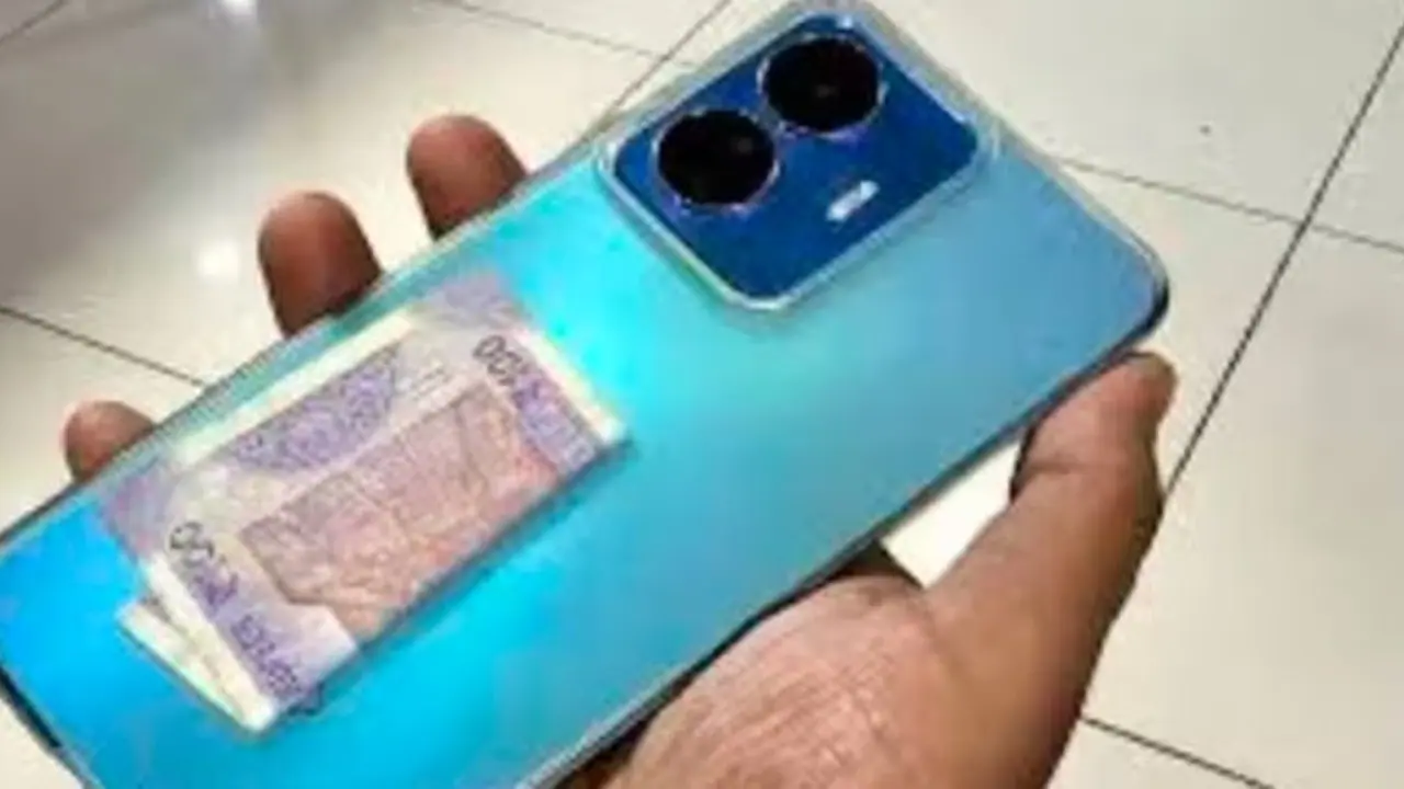 ఫోన్లు పేలేది అందుకే.. పౌచులో వీటిని అస్సలు పెట్టకూడదు.. ఫోన్లు పేలేది అందుకే.. పౌచులో వీటిని అస్సలు పెట్టకూడదు..