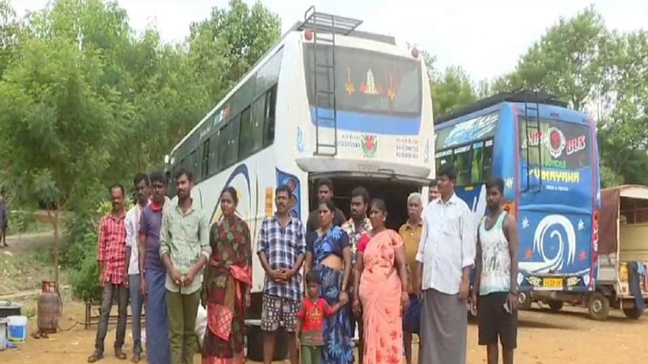 ಡಾಕ್ಯುಮೆಂಟ್ಸ್ ಸರಿ ಇಲ್ಲದ ಕಾರಣ ಗದಗನಲ್ಲಿ ಆಂಧ್ರದ ಖಾಸಗಿ ಬಸ್ ಸೀಜ್: ಪ್ರವಾಸಿಗರ ಪರದಾಟ!