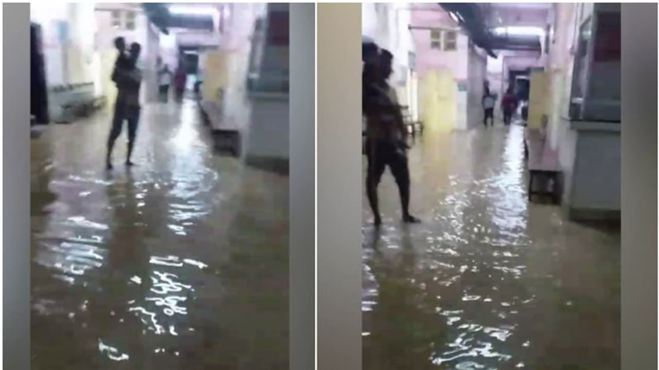 കനത്ത മഴ, കോഴിക്കോട് മെഡി. കോളേജിലെ വാർഡുകളിൽ വെള്ളം കയറി, കുമ്പളയിൽ പൊലീസ് സ്റ്റേഷൻ സീലിംഗ് അടർന്നുവീണു കനത്ത മഴ, കോഴിക്കോട് മെഡി. കോളേജിലെ വാർഡുകളിൽ വെള്ളം കയറി, കുമ്പളയിൽ പൊലീസ് സ്റ്റേഷൻ സീലിംഗ് അടർന്നുവീണു