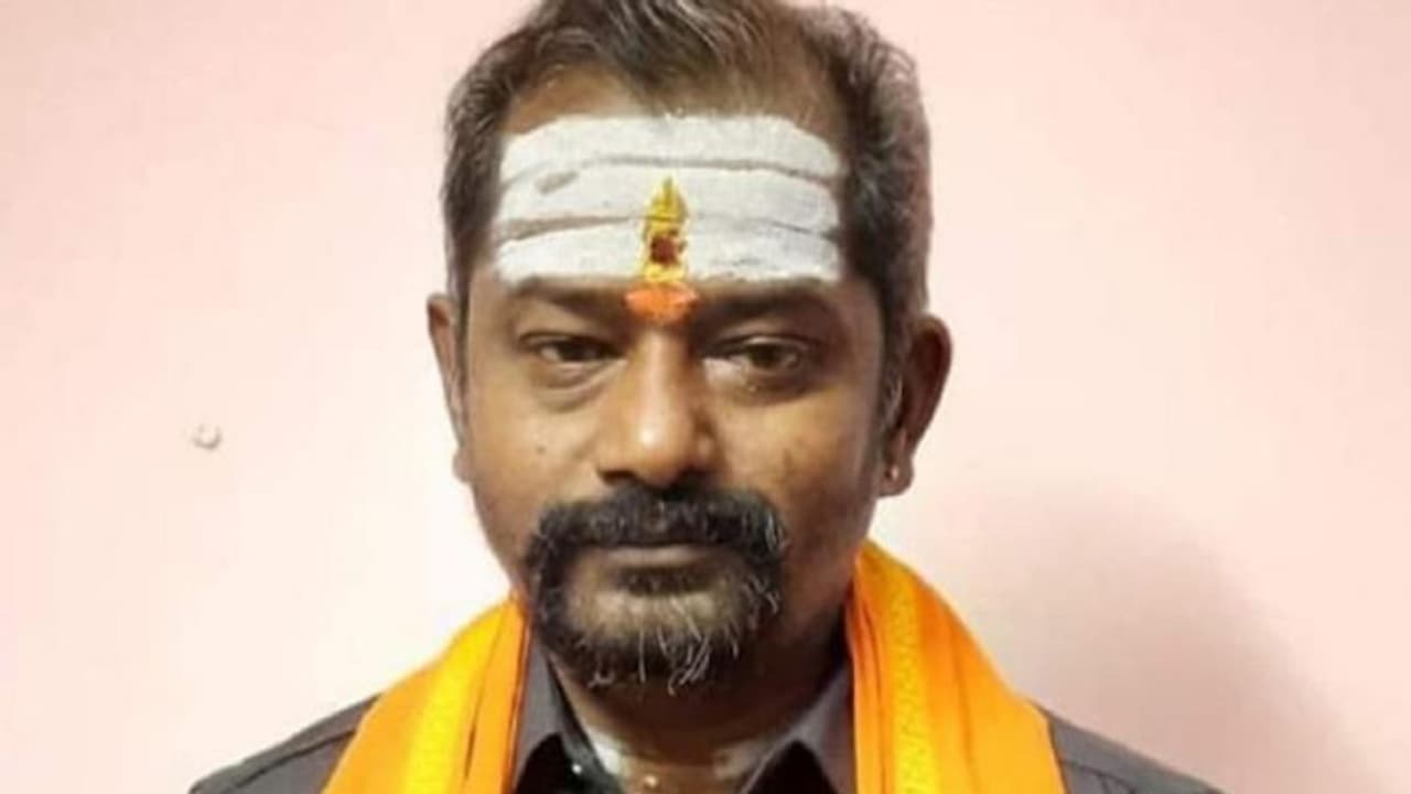 சென்னையில் பயங்கரம்.. டீ கடைக்குள் புகுந்து இந்து மறுமலர்ச்சி முன்னேற்ற முன்னணி மாநில தலைவர் படுகொலை!