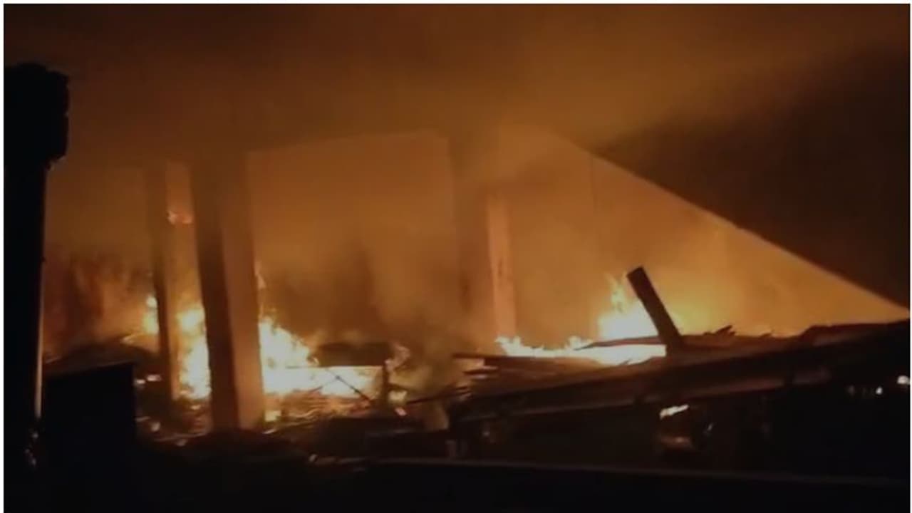 തൃശൂരിൽ ഫർണിച്ചർ നിർമ്മാണ യൂണിറ്റിന് തീ പിടിച്ചു; തീ നിയന്ത്രണ വിധേയമാക്കി ഫയർഫോഴ്സ് തൃശൂരിൽ ഫർണിച്ചർ നിർമ്മാണ യൂണിറ്റിന് തീ പിടിച്ചു; തീ നിയന്ത്രണ വിധേയമാക്കി ഫയർഫോഴ്സ്