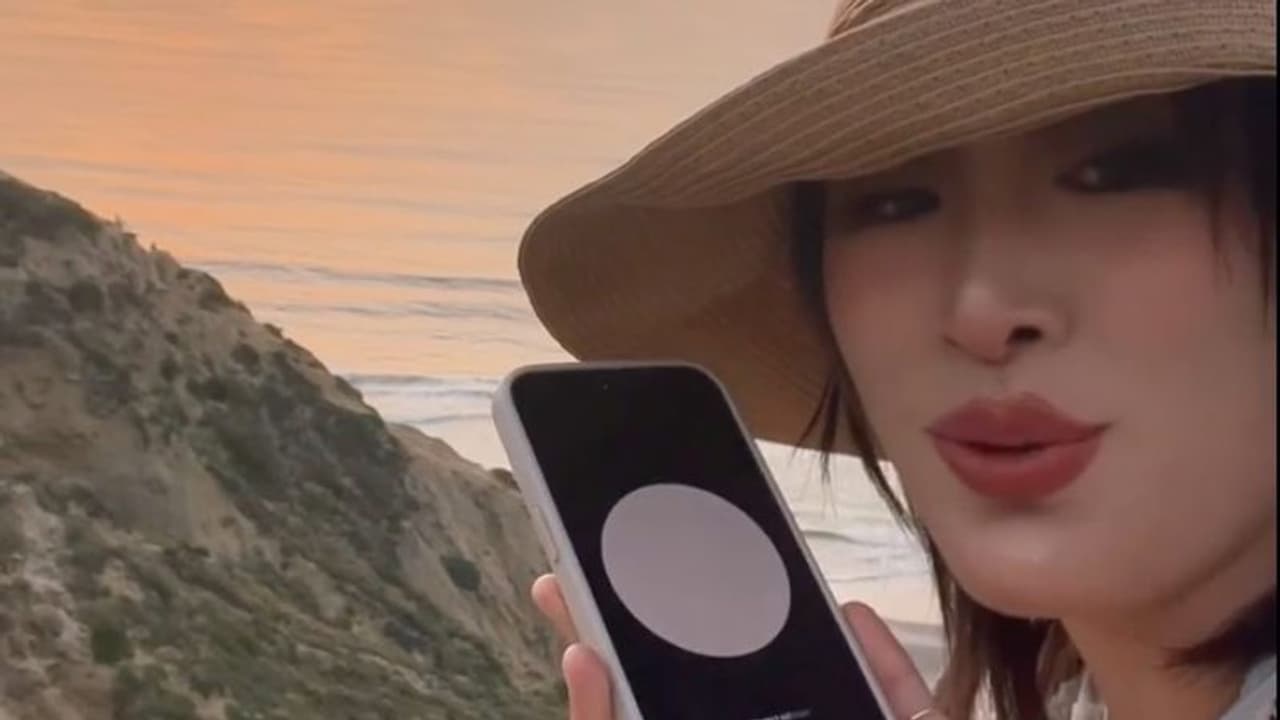 வெற லெவலுக்கு சென்ற AI மோகம்... சாட்ஜிபிடியை காதலிப்பதாக அறிவித்த இளம்பெண்! வெற லெவலுக்கு சென்ற AI மோகம்... சாட்ஜிபிடியை காதலிப்பதாக அறிவித்த இளம்பெண்!