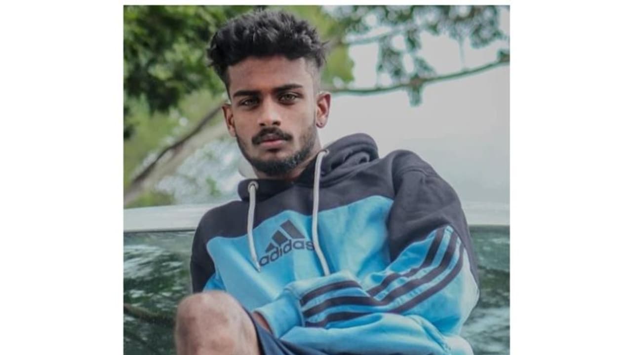 ബൈക്ക് നിയന്ത്രണം വിട്ട് റോഡിൽ തെറിച്ചുവീണു; 22 വയസുകാരന് ദാരുണാന്ത്യം ബൈക്ക് നിയന്ത്രണം വിട്ട് റോഡിൽ തെറിച്ചുവീണു; 22 വയസുകാരന് ദാരുണാന്ത്യം