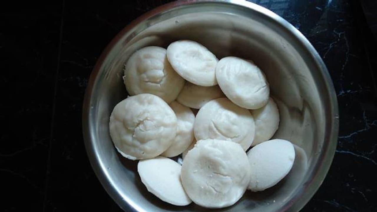 3 പൈസയ്‍ക്ക് തുടങ്ങി, ഇന്നും രണ്ട് രൂപയ്‍ക്ക് ഇഡലി വിറ്റ് ധനം പാട്ടി, വില കൂട്ടാത്തതിന്റെ കാരണം...