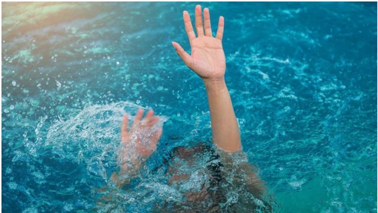 11കാരൻ നീന്തൽകുളത്തിൽ മുങ്ങി മരിച്ചു; പ്രതിഷേധവുമായി കുടുംബം, സംഭവം ദില്ലിയിലെ അലിപൂരിൽ 11കാരൻ നീന്തൽകുളത്തിൽ മുങ്ങി മരിച്ചു; പ്രതിഷേധവുമായി കുടുംബം, സംഭവം ദില്ലിയിലെ അലിപൂരിൽ