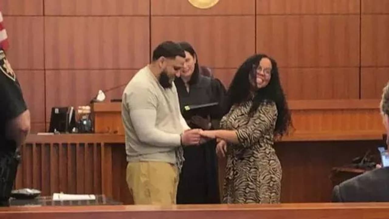 10 കൊല്ലത്തെ തടവിന് വിധിച്ചു, തൊട്ടുപിന്നാലെ കോടതിമുറിക്കുള്ളിൽ പ്രതിയുടെ വിവാഹം നടത്തി ജഡ്ജി