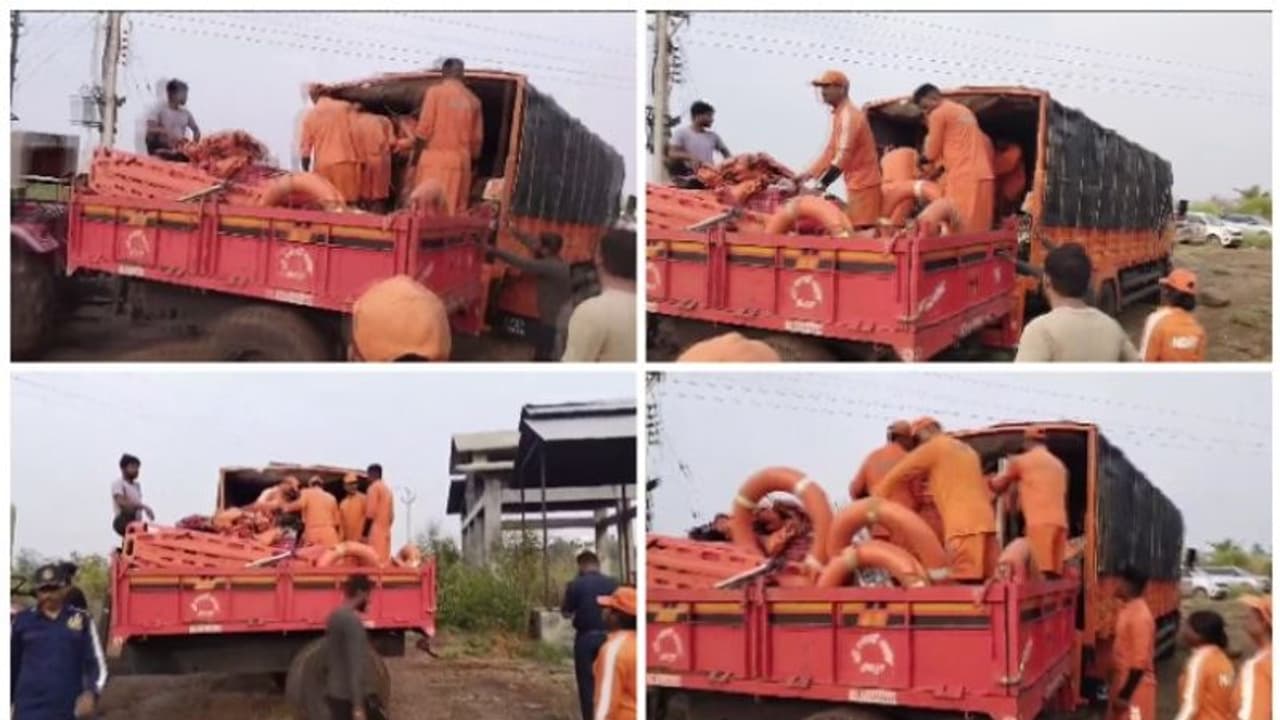 ഉജാനി ബോട്ട് അപകടം: കാണാതായ 5 പേരുടെ മൃതദേഹങ്ങൾ കണ്ടെത്തി; ഒരാൾക്കായി തെരച്ചിൽ ഊർജിതം ഉജാനി ബോട്ട് അപകടം: കാണാതായ 5 പേരുടെ മൃതദേഹങ്ങൾ കണ്ടെത്തി; ഒരാൾക്കായി തെരച്ചിൽ ഊർജിതം