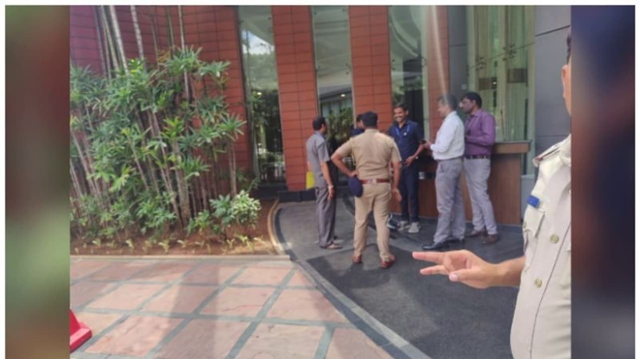 ബെംഗളൂരുവിലെ 3 പഞ്ചനക്ഷത്ര ഹോട്ടലുകളിൽ ബോംബ് ഭീഷണി; പരിശോധന നടത്തി പൊലീസ് ബെംഗളൂരുവിലെ 3 പഞ്ചനക്ഷത്ര ഹോട്ടലുകളിൽ ബോംബ് ഭീഷണി; പരിശോധന നടത്തി പൊലീസ്