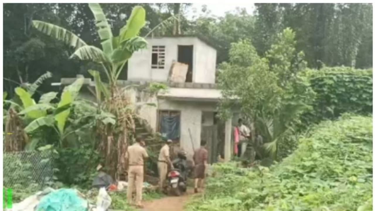 ആളൊഴിഞ്ഞ സ്ഥലത്തെ വീട്ടിൽ 2 പട്ടികളെ കാവൽ നിർത്തി 5 യുവാക്കൾ; പൊലീസ് ഓടിച്ചിട്ട് പിടിച്ചത് കഞ്ചാവ് സംഘത്തെ ആളൊഴിഞ്ഞ സ്ഥലത്തെ വീട്ടിൽ 2 പട്ടികളെ കാവൽ നിർത്തി 5 യുവാക്കൾ; പൊലീസ് ഓടിച്ചിട്ട് പിടിച്ചത് കഞ്ചാവ് സംഘത്തെ