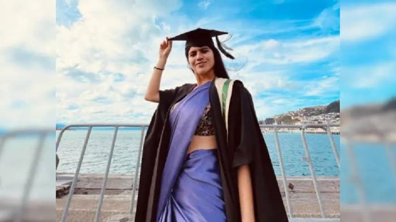 കുടുംബത്തിൽ ആദ്യമായി ബിരുദം നേടുന്നവൾ, രാജ്യം വിട്ടുപോകുന്നവൾ; പ്രചോദനമായി യുവതിയുടെ കുറിപ്പ്