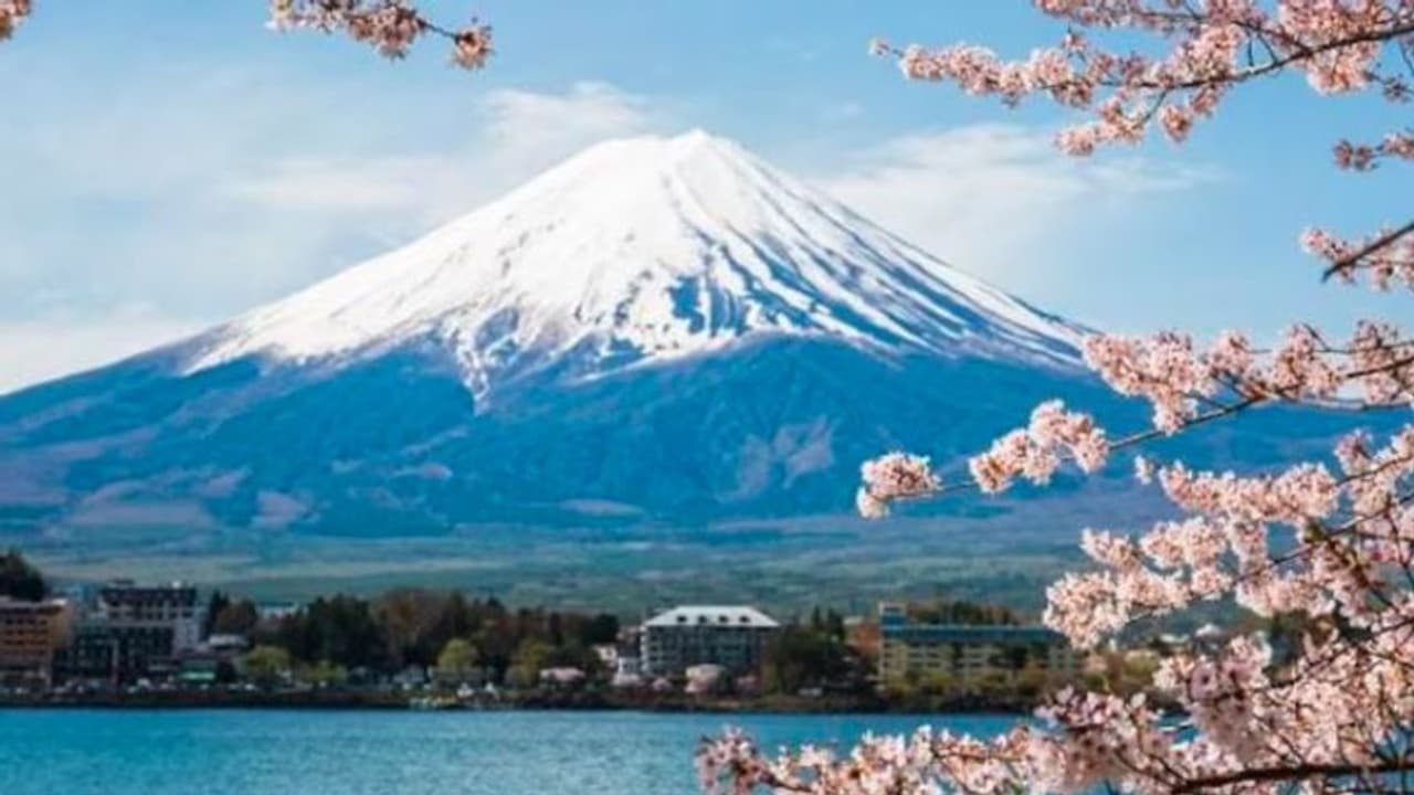 ಹಿಮದಲ್ಲಿ ಮುಳುಗೋ ಮೌಂಟ್ ಫ್ಯೂಜಿಗೆ ಜಪಾನ್‌ ನಿರ್ಬಂಧ ಹೇರಿರೋದು ಯಾಕೆ?