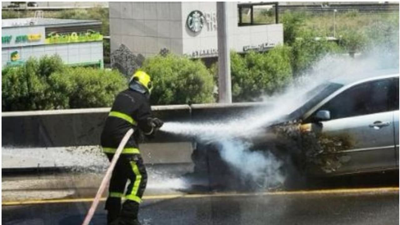 ഒമാനില് വാഹനത്തിന് തീപിടിച്ചു ഒമാനില് വാഹനത്തിന് തീപിടിച്ചു
