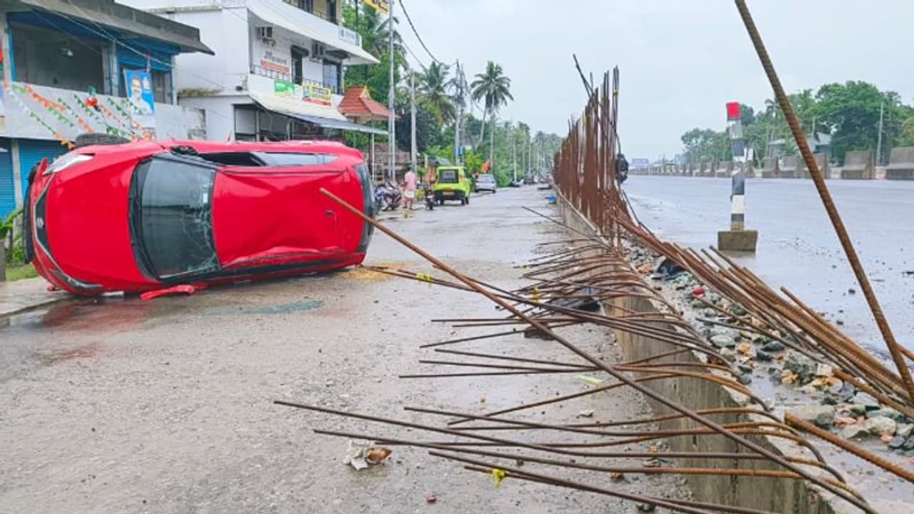 അമ്പലപ്പുഴയില് നിയന്ത്രണം തെറ്റിയ കാര് തലകീഴായി മറിഞ്ഞു; യാത്രക്കാര് രക്ഷപ്പെട്ടത് അത്ഭുതകരമായി അമ്പലപ്പുഴയില് നിയന്ത്രണം തെറ്റിയ കാര് തലകീഴായി മറിഞ്ഞു; യാത്രക്കാര് രക്ഷപ്പെട്ടത് അത്ഭുതകരമായി