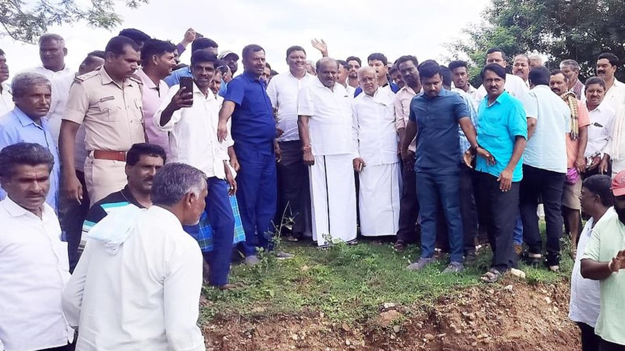 ಮಳೆ ಹಾನಿ ಪ್ರದೇಶಗಳಿಗೆ ಎಚ್.ಡಿ.ಕುಮಾರಸ್ವಾಮಿ ನೇತೃತ್ವದ ಜೆಡಿಎಸ್ ನಿಯೋಗ ಭೇಟಿ! ಮಳೆ ಹಾನಿ ಪ್ರದೇಶಗಳಿಗೆ ಎಚ್.ಡಿ.ಕುಮಾರಸ್ವಾಮಿ ನೇತೃತ್ವದ ಜೆಡಿಎಸ್ ನಿಯೋಗ ಭೇಟಿ!