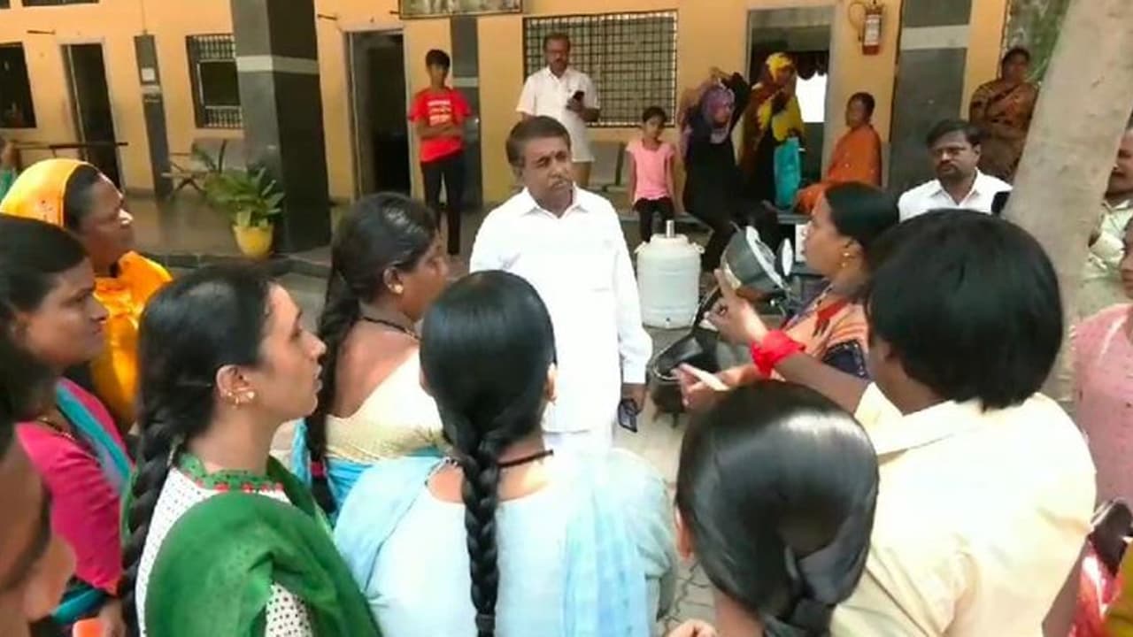 ಚಿತ್ರದುರ್ಗ: ವಾಸವಿ ವಿದ್ಯಾಸಂಸ್ಥೆ ಶಾಲೆಯಲ್ಲಿ ಕನ್ನಡ ಮಾಧ್ಯಮ ವಿಧ್ಯಾರ್ಥಿಗಳ ಕಡೆಗಣನೆ ಆರೋಪ!