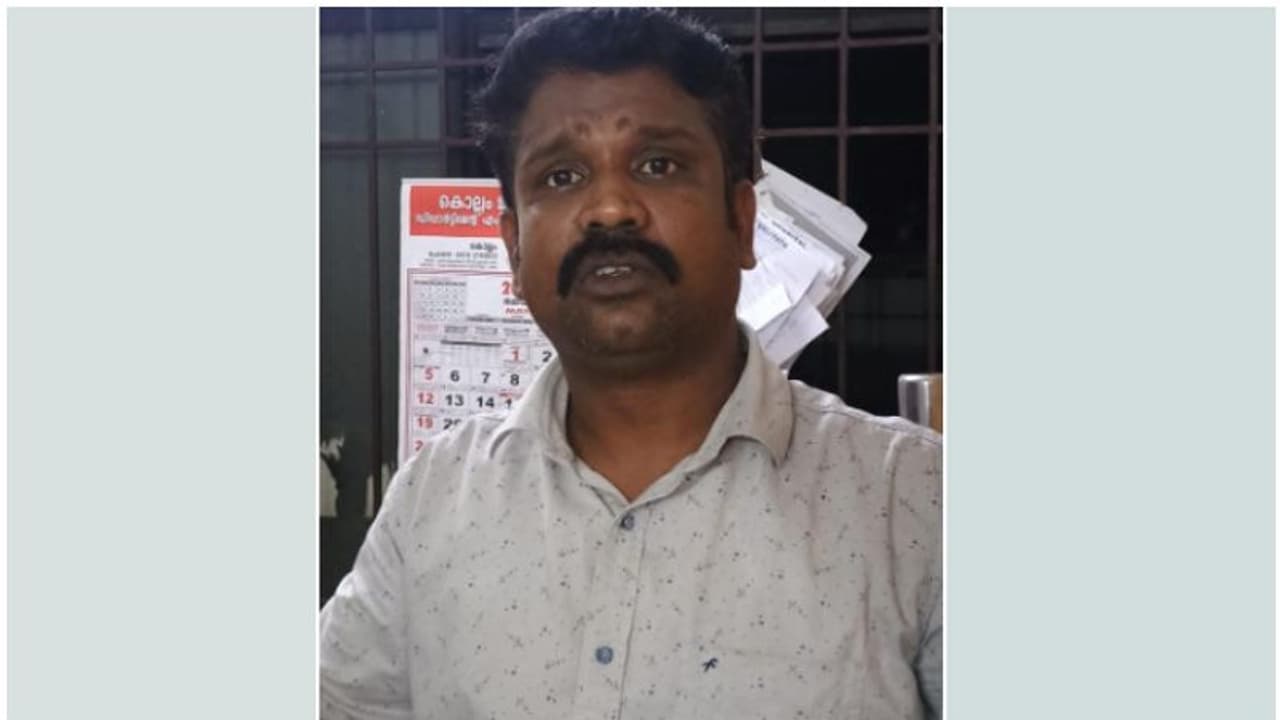 യുവതിയുടെ കുളിമുറി ദൃശ്യങ്ങൾ പകർത്തി, ഭീഷണിപ്പെടുത്തി കൂട്ടബലാത്സംഗം ചെയ്തു; പ്രധാന പ്രതി അറസ്റ്റിൽ യുവതിയുടെ കുളിമുറി ദൃശ്യങ്ങൾ പകർത്തി, ഭീഷണിപ്പെടുത്തി കൂട്ടബലാത്സംഗം ചെയ്തു; പ്രധാന പ്രതി അറസ്റ്റിൽ