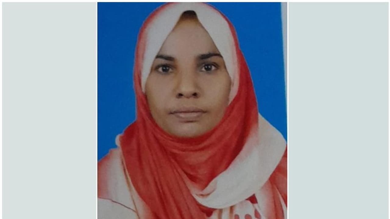 ഭര്ത്താവിനൊപ്പം സ്കൂട്ടറില് സഞ്ചരിക്കവേ അപകടം; കോഴിക്കോട് യുവതിക്ക് ദാരുണാന്ത്യം ഭര്ത്താവിനൊപ്പം സ്കൂട്ടറില് സഞ്ചരിക്കവേ അപകടം; കോഴിക്കോട് യുവതിക്ക് ദാരുണാന്ത്യം