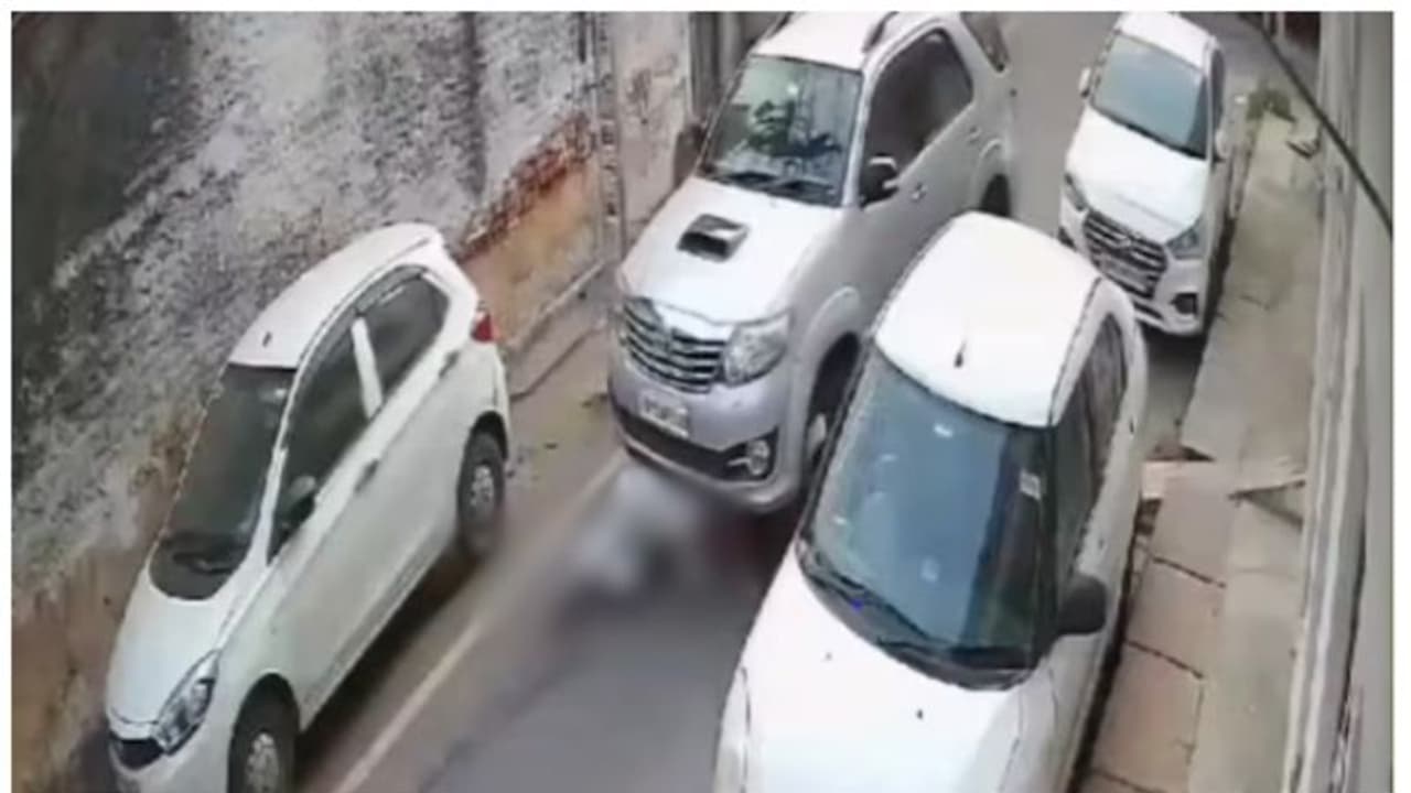 പിന്നിലേക്കെടുത്ത കാറിനടയിൽപ്പെട്ട് 70 വയസുകാരന് ഗുരുതര പരിക്ക്; കാറിനടിയിൽപ്പെട്ട് റോഡിലൂടെ നിരങ്ങിനീങ്ങി പിന്നിലേക്കെടുത്ത കാറിനടയിൽപ്പെട്ട് 70 വയസുകാരന് ഗുരുതര പരിക്ക്; കാറിനടിയിൽപ്പെട്ട് റോഡിലൂടെ നിരങ്ങിനീങ്ങി