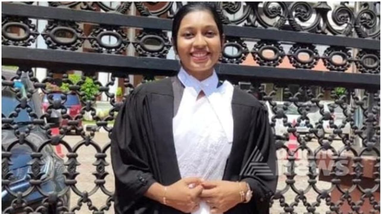 കെഎസ്ആർടിസി ബസ് സ്കൂട്ടറിൽ ഇടിച്ച് അപകടം; ചികിത്സയിലായിരുന്ന യുവ അഭിഭാഷക മരിച്ചു കെഎസ്ആർടിസി ബസ് സ്കൂട്ടറിൽ ഇടിച്ച് അപകടം; ചികിത്സയിലായിരുന്ന യുവ അഭിഭാഷക മരിച്ചു