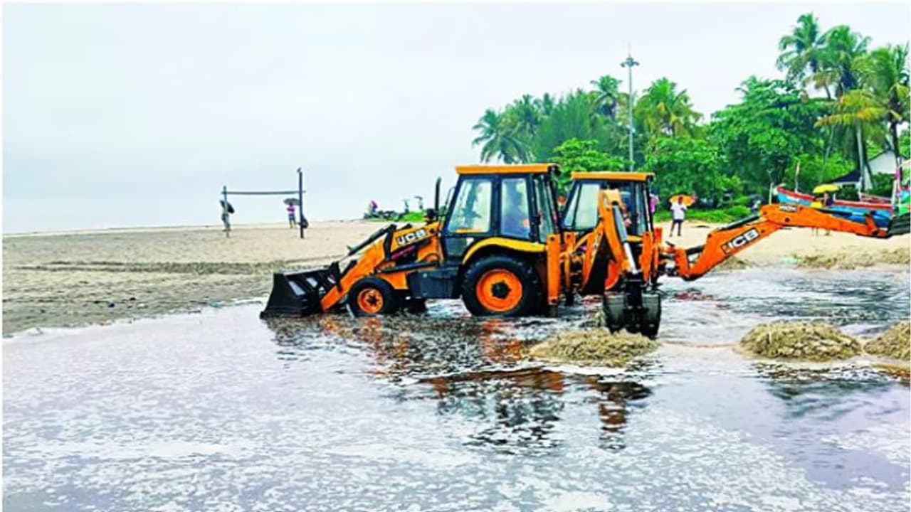 'പൊഴികൾ മുറിച്ച് വെള്ളം ഒഴുക്കി വിട്ടു'; വെള്ളക്കെട്ട് ഭീഷണിയിൽ നിന്ന് മോചനം നേടിയത് നൂറുക്കണക്കിന് വീടുകള് 'പൊഴികൾ മുറിച്ച് വെള്ളം ഒഴുക്കി വിട്ടു'; വെള്ളക്കെട്ട് ഭീഷണിയിൽ നിന്ന് മോചനം നേടിയത് നൂറുക്കണക്കിന് വീടുകള്