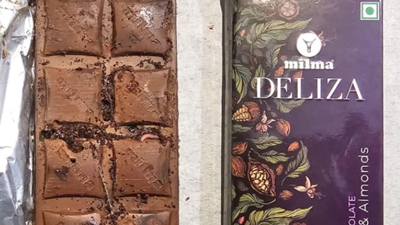 ചോക്ലേറ്റ് പാക്കറ്റ് പൊളിച്ചപ്പോള്‍ നിറയെ പുഴുവെന്ന് പരാതി, കടയിലെ സ്റ്റോറേജിലെ പ്രശ്നമാകാമെന്ന് മില്‍മ 