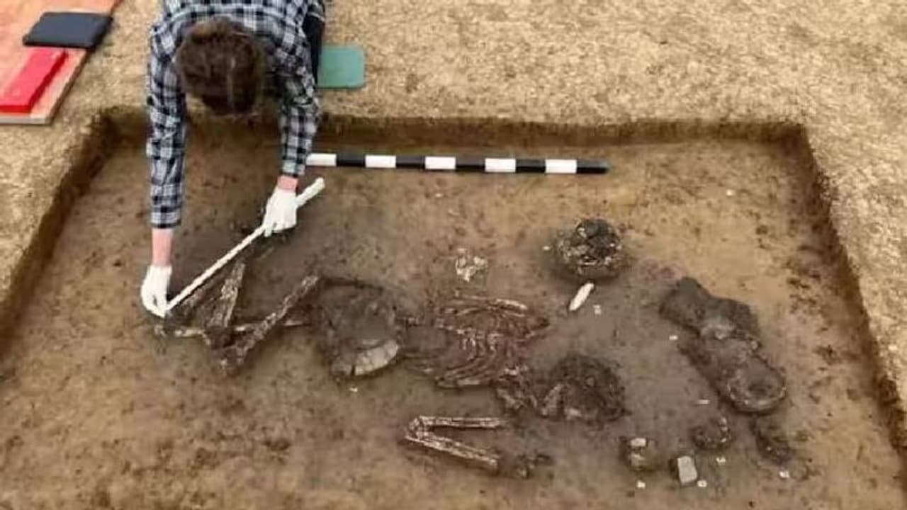 6,800 വർഷങ്ങൾക്ക് മുമ്പ് അടക്കം ചെയ്തു, മൃതദേഹത്തിനരികിൽ 'മരണാനന്തര ജീവിത'ത്തിനുള്ള പാനീയങ്ങളും ഭക്ഷണവും