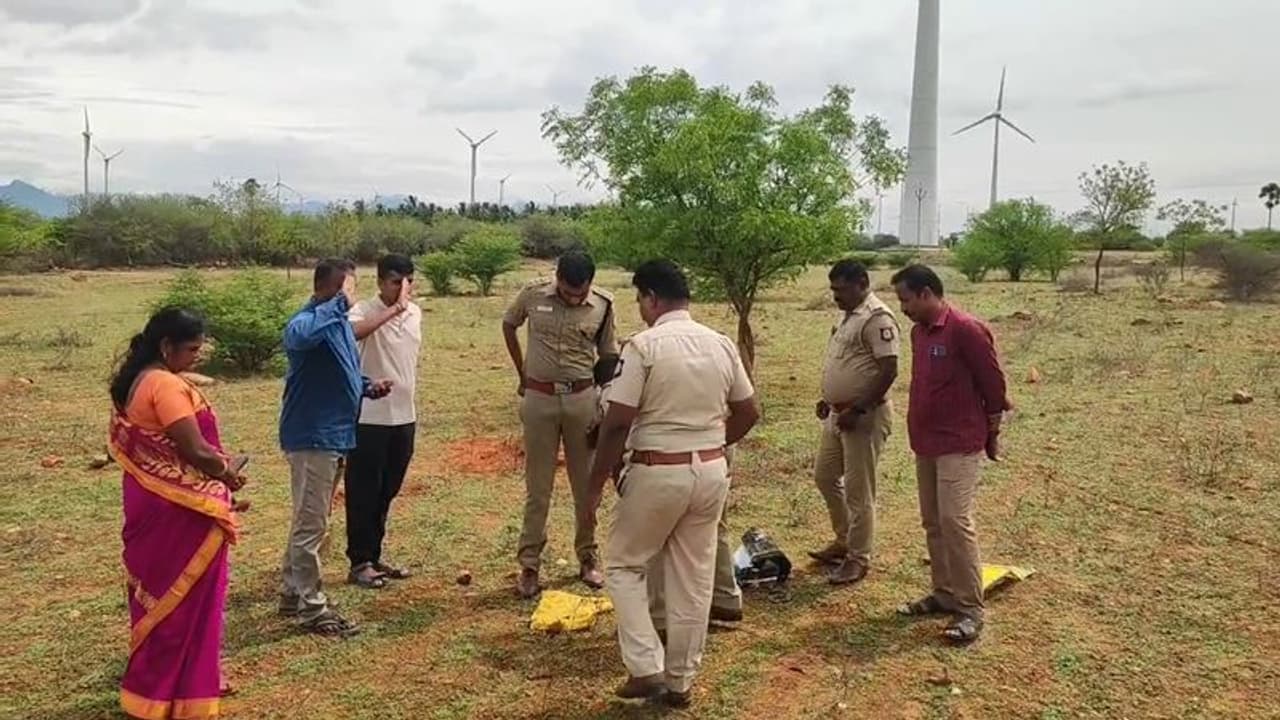 பழனி அருகே தனியார் தோட்டத்தில் புதைக்கப்பட்ட மனித உடல்? தடயங்களின் அடிப்படையில் போலீஸ் விசாரணை